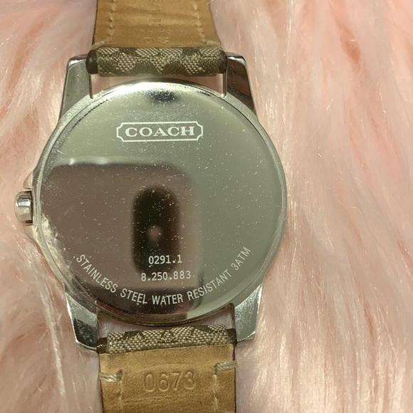 Coach watch w/classic signature fabric.This needs a battery!Amazing condition